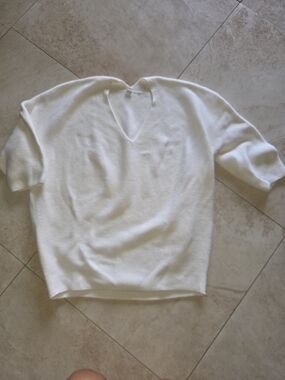 Uniqlo Ivory V-Neck Short Sleeve Knit Top